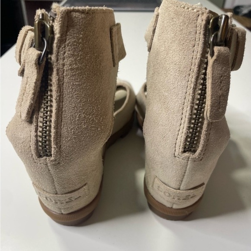 Sorel Women's Beige Suede Wedge Ankle Strap Zip Sandals Size 8.5 - Picture 5 of 7